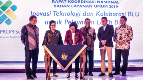(Dari kiri ke kanan) Menkominfo Rudiantara, Menteri Kesehatan Nina F Moeloek, Menteri Keuangan Sri Mulyani, Menteri Perhubungan Budi Karya Sumadi, Menteri ESDM Ignasius Jonan, Menteri Agama Lukman Hakim Saifuddin menandatangani dokumen sinergi Badan Layanan Umum dalam Rapat Koordinasi Nasional (Rakornas) Badan Layanan Umum (BLU) 2019, di Kementerian Keuangan, Jakarta, Selasa (26/2). Foto: ANTARA FOTO/Aprillio Akbar