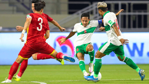 Pemain Timnas Indonesia Evan Dimas berusaha melewati hadangan pemain Timnas Vietnam Que Ngoc Hai pada pertandingan Grup G Kualifikasi Piala Dunia 2022 zona Asia di Stadion Al Maktoum, Dubai, Uni Emirat Arab, Senin (7/6).  Foto: Humas PSSI/HO/ANTARA FOTO