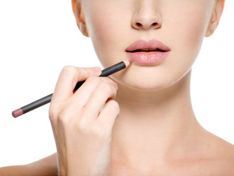 Ilustrasi Memakai Lipstik Matte. Foto: Shutterstock/Valua Vitaly