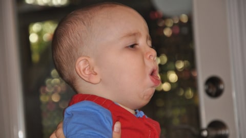 Ilustrasi anak batuk, salah satu tanda pneumonia. Foto: Flickr/ Ryan Boren