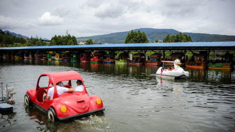Wisatawan menaiki perahu di tempat Wisata Floating Market, Lembang, Kabupaten Bandung Barat, Jawa Barat, Sabtu (26/12/2020). Foto: Raisan Al Farisi/ANTARA FOTO