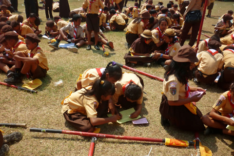 Ilustrasi Anak-anak Pramuka Sedang Bekerja Sama untuk Menyelesaikan Suatu Masalah Foto: Shutter Stock