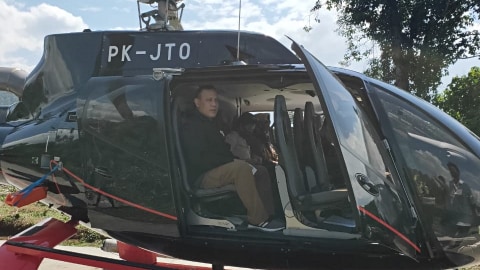 Ketua KPK Komjen Firli Bahuri di dalam sebuah helikopter