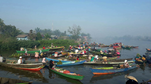 Suasana di Pasar Terapung, Sungai Barito, Kalimantan Selatan. Foto: Ema Fitriyani/kumparan