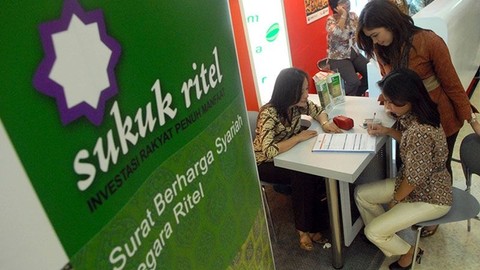 Beberapa calon pembeli berkonsultasi tentang pembelian di sebuah gerai agen penjual Sukuk Negara Ritel Seri SR-001 saat peluncurannya di Jakarta, Jumat (30/1). Foto: Andika Wahyu/Antara