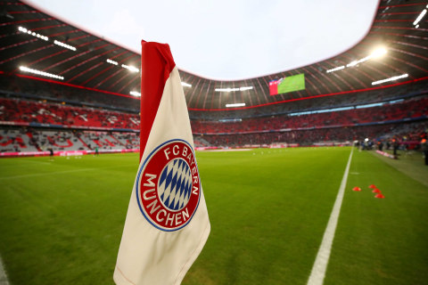 Bendera dengan logo Bayern Muenchen di Allianz Arena. Foto: REUTERS/Michael Dalder