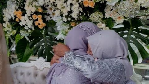 Anak Iis Dahlia Nyinyir Lihat Tangis Lesty Kejora Di Pelukan Ibu Rizki D Academy Kumparan Com
