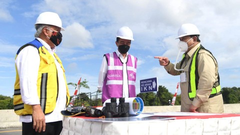 Presiden Joko Widodo bersama Menhan Prabowo Subianto dan Menteri PUPR Basuki Hadimuljono meninjau sodetan jalan akses IKN. Foto: Biro Pers Sekretariat Presiden