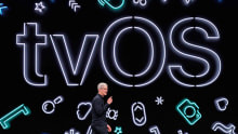 CEO Apple Tim Cook memamerkan fitur baru tvOS. Foto: REUTERS/Mason Trinca