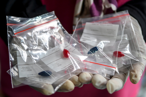 Kader posyandu menunjukkan vitamin A kapsul merah dan biru di Rorotan, Jakarta Utara. Foto: M Risyal Hidayat/ANTARA FOTO
