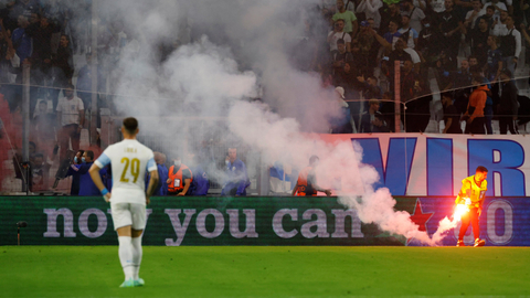 Laga Marseille vs Galatasaray Sempat Berhenti karena Keributan Antarsuporter (2)