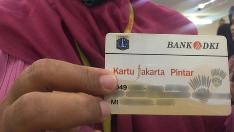 Safitri, salah satu orang tua murid, menunjukkan Kartu Jakarta Pintar (KJP) saat berbelanja peralatan sekolah di Rommy Jaya, Jakarta Selatan, Rabu (10/7). Foto: Nurul Nur Azizah/kumparan