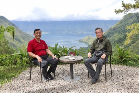 Menko Marves Luhut Binsar Panjaitan saat berbincang denan Menlu China Wang Yi di Danau Toba, Sumatera Utara, Rabu (13/1/2020).
 Foto: Instagram/@luhut.pandjaitan