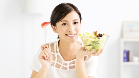 Wanita makan sehat. Foto: Thinkstock