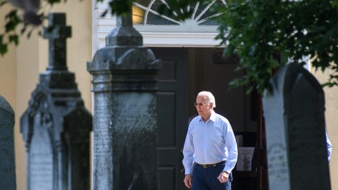 Presiden AS Joe Biden setelah menghadiri kebaktian di Saint Joseph di Gereja Katolik Roma Brandywine di Wilmington, Delaware, AS. Foto: Mandel Ngan/AFP