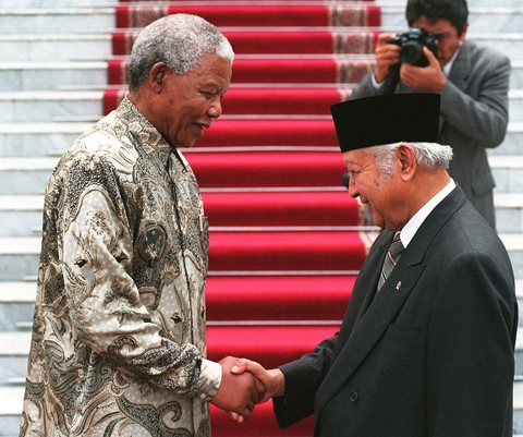 Presiden Afrika Selatan Nelson Mandela (kiri) mengucapkan selamat tinggal kepada Presiden Indonesia Suharto di depan tangga istana kepresidenan 15 Juli 1997. Foto: JOHN MACDOUGALL / AFP