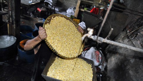  Pekerja mengangkat kacang kedelai saat produksi tahu di pabrik tahu Sumber Barokah di Kampung Karya Bhakti RT 04/04, Kelurahan Cilendek Barat, Kota Bogor, Jawa Barat, Senin (4/1/2021). Foto: Arif Firmansyah/ANTARA FOTO