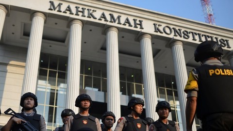 Personel Samapta Polri bersiap melakukan pengamanan di sekitar Gedung Mahkamah Konstitusi (MK), Jakarta, Rabu (26/6). Foto: ANTARA FOTO/Nova Wahyudi