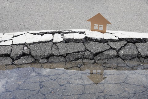 Ilustrasi retakan jalan akibat gempa Foto: Shutterstock