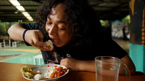 Ilustrasi makan lahap. Foto: Iqbal Firdaus/kumparan