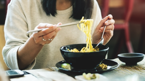 Ilustrasi ibu hamil makan ramen.   Foto: Shutterstock