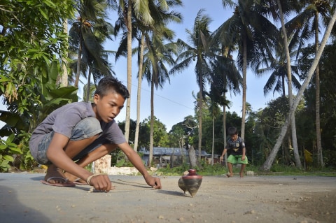 Bermain gasing butuh skill khusus Foto: Yudhi Mahatma/Antara Foto