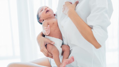 Ilustrasi bayi menangis saat menyusui. Foto: Shutter Stock