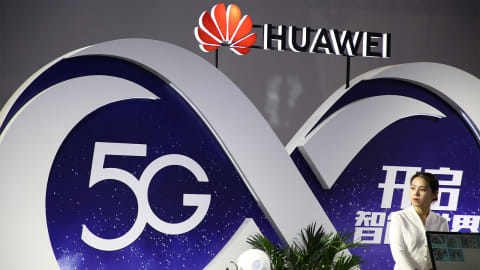 Wanita berdiri di stan teknologi 5G Huawei di PT Expo di Beijing, China, (28/10). Foto: REUTERS