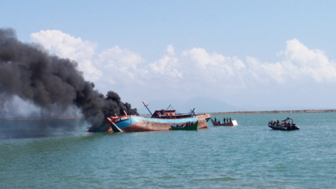 Penenggelaman terhadap 2 kapal illegal fishing asal Malaysia di Pelabuhan Perikanan Samudera Lampulo Banda Aceh, Kamis (18/3). Foto: Dok. Istimewa