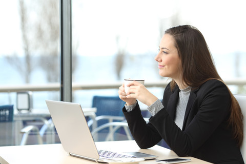 Ilustrasi perempuan mengatur keuangan. Foto: Shutterstock