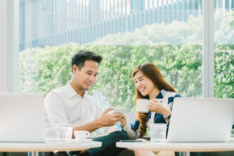 Ilustrasi mendengarkan podcast Ramalan Zodiak di Spotify. Foto: Shutterstock