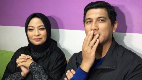 Tantri Kotak dan suami, Arda Naff di kawasan Kapten Tendean, Jakarta Selatan, Selasa (7/1). Foto: Maria Gabrielle Putrinda/kumparan 