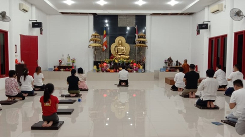 Melihat Perayaan Waisak Umat Buddha di Vihara Bukit Naga Mamuju