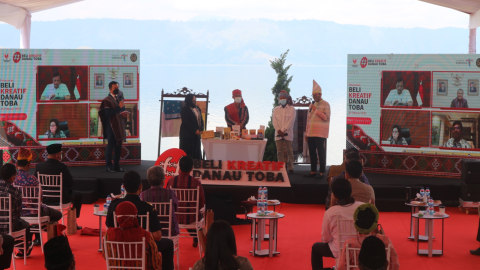 Kunker Hari Terakhir Sandi di Danau Toba: Manortor hingga Tinjau Produk UMKM
