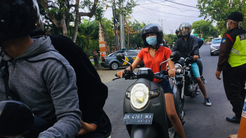 Hari Pertama Penerapan Ganjil-Genap di Pantai Sanur Bali, Sepi Wisatawan (3)