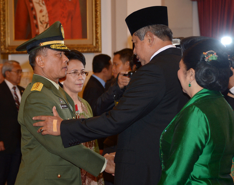 Presiden Susilo Bambang Yudhoyono (kanan) bersalaman dengan Panglima TNI yang baru dilantik, Jenderal Moeldoko. Foto: AFP PHOTO / Adek Berry