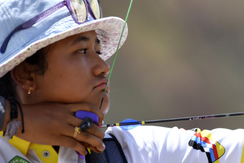 Atlet panahan putri Papua Rezza Octavia membidik sasaran saat bertanding. Foto: ANTARA FOTO/Zabur Karuru