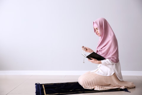 Ibadah yang bisa dilakukan perempuan ketika menstruasi selama Ramadhan. Foto: Shutterstock