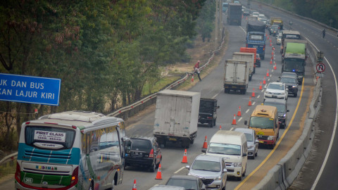 Kendaraan terjebak kemacetan saat pemberlakuan "Contra Flow" di KM 91 Tol Cipularang, Kabupaten Purwakarta, Jawa Barat. Foto: ANTARA FOTO/Raisan Al Farisi