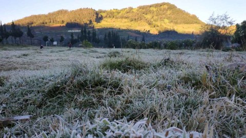 Embun Es akibat suhu ekstrem di Dieng, tepatnya di komplek Candi Arjuna. Foto: Dok. UPT Pengelola OW Dinas Pariwisata dan Kebudayaan Kabupaten Banjarnegara