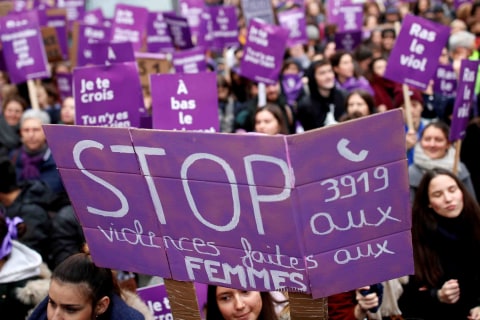 Demonstrasi untuk memprotes feminisme dan kekerasan terhadap wanita di Paris, Prancis. Foto: REUTERS/Christian Hartmann