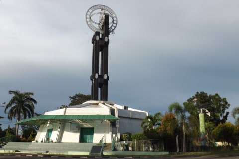 Tugu Khatulistiwa di Pontianak  Foto: shutterstock
