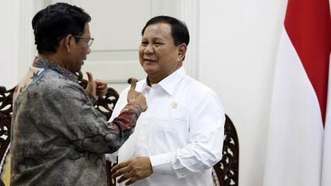 Menko Polhukam Mahfud MD (kiri) berbincang dengan Menteri Pertahanan Prabowo Subianto (kanan) saat akan mengikuti rapat terbatas. Foto: ANTARA FOTO/Puspa Perwitasari