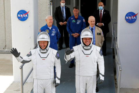Astronot NASA Douglas Hurley dan Robert Behnken menuju Pad39A sebelum peluncuran roket SpaceX Falcon 9 di Cape Canaveral, Florida, AS, Rabu (27/5). Foto: REUTERS / Joe Skipper