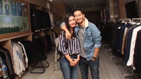 Syahnaz dan Jeje di Wong Hang Tailor. Foto: Munady Widjaja