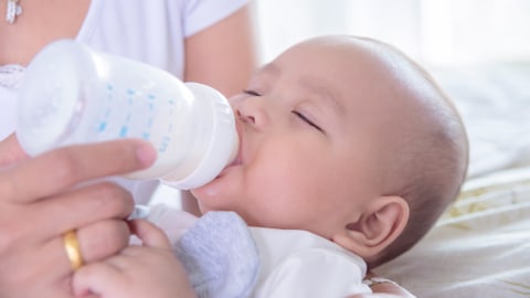 bayi diberi susu formula dengan botol dot Foto: Shutterstock