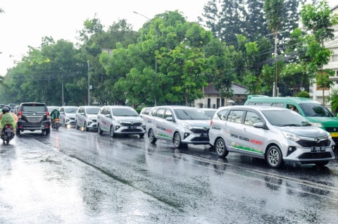 Beberapa unit test New Daihatsu Sigra terjebak macet di jalan Raya Utama Kota Bandug, Jawa Barat. Foto: Daihatsu