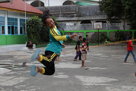 Bermain lompat tali. Foto: Fanny Kusumawardhani/kumparan