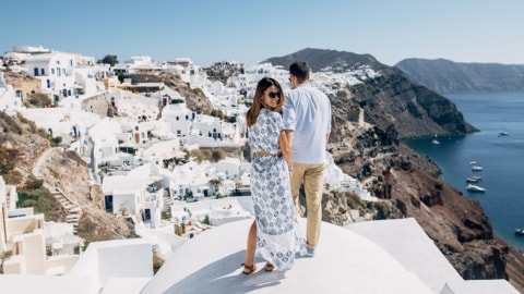 Ilustrasi pasangan traveling di Yunani Foto: Shutter Stock
