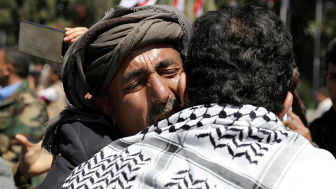 Pejuang Houthi memeluk kerabatnya setibanya di Bandara Sanaa setelah dibebaskan di pertukaran tahanan, Sanaa, Yaman, Jumat (16/10). Foto: Khaled Abdullah/REUTERS